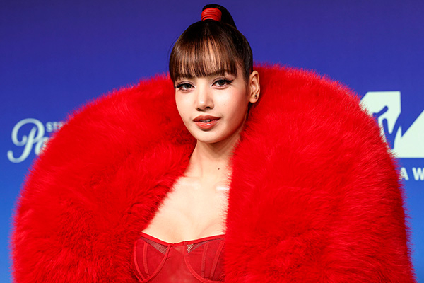 Обложка к новости "LISA из BLACKPINK выпустила мини-альбом Press PlayLISA продолжает развивать сольную карьеру"